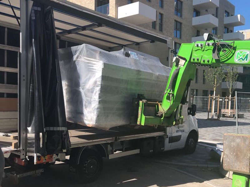 Loading oversized cargo onto a trailer – road transport Hamburg