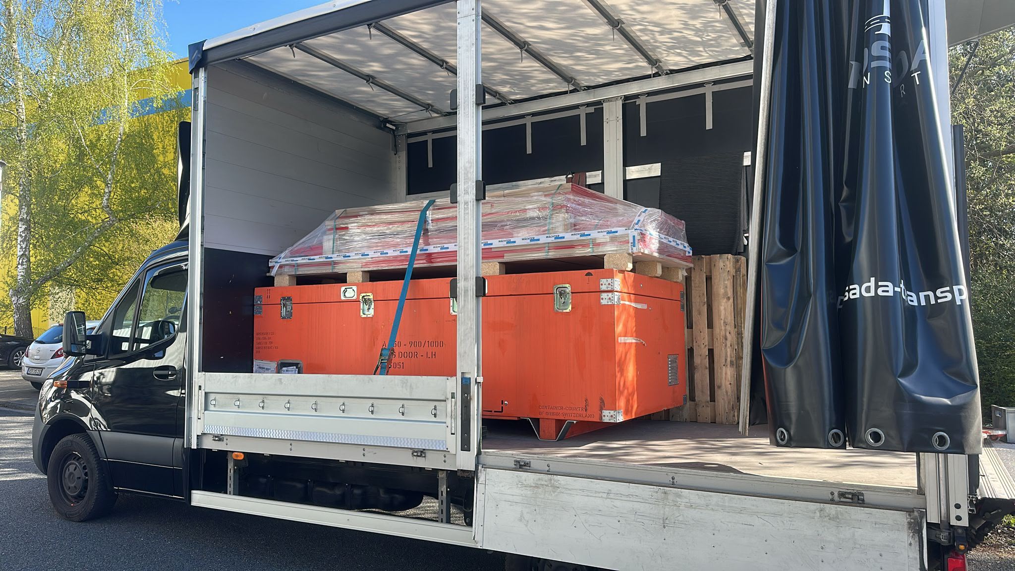 Transport of a special industrial crate in a Podsada Transport trailer