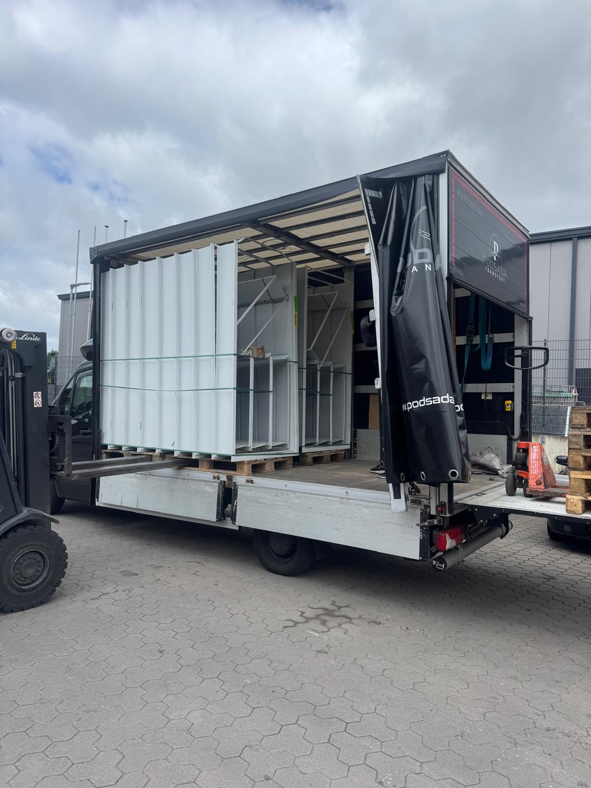 Transport of metal profiles and shelving in a Podsada Transport trailer
