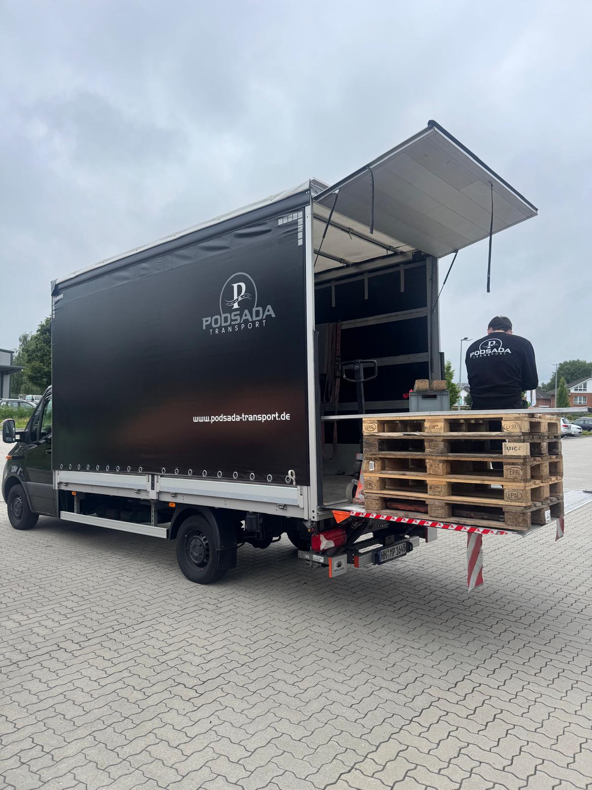 Unloading pallets from the trailer – Podsada Transport driver at work